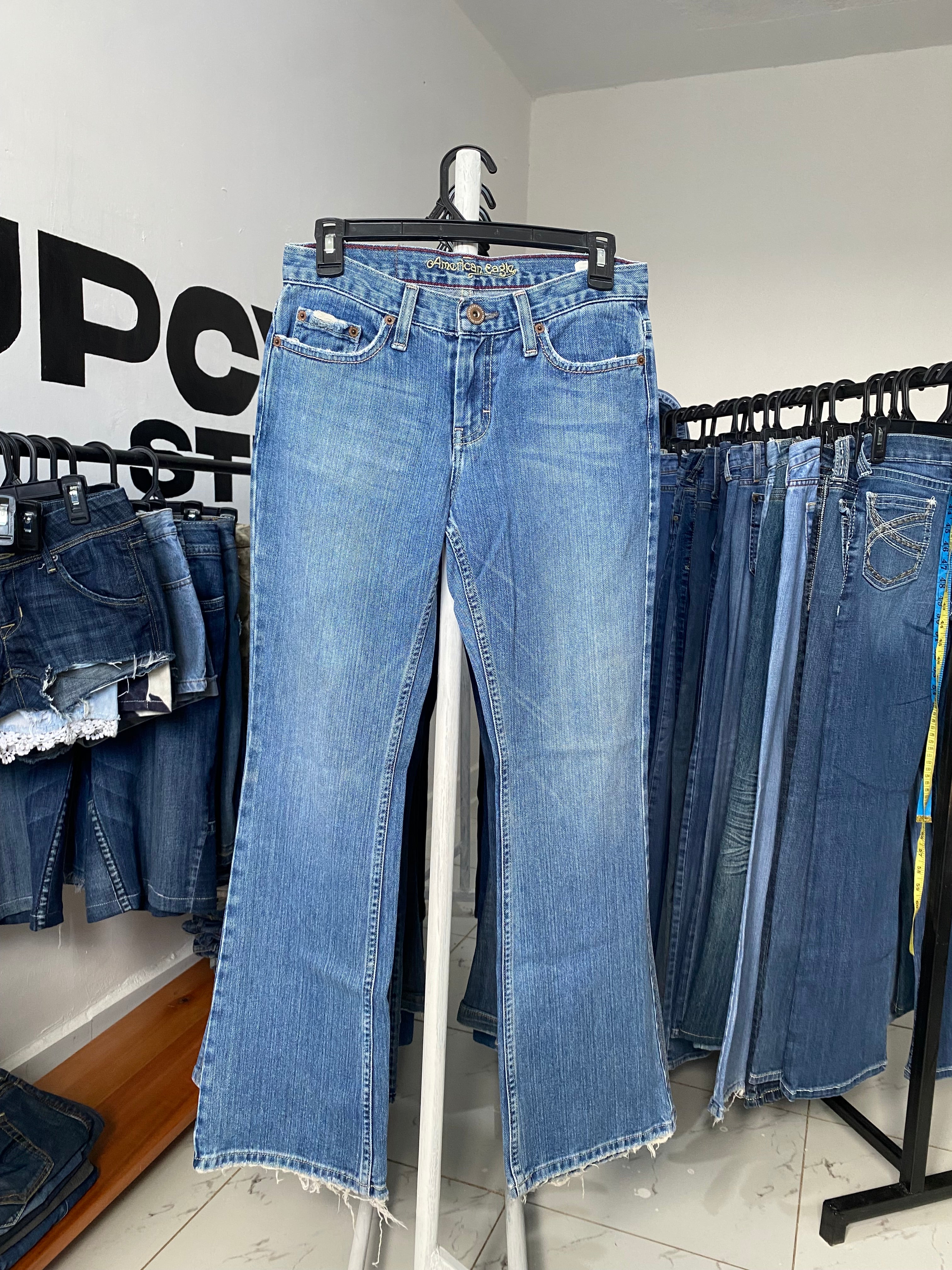 AMERICAN EAGLE W28 H38 L39