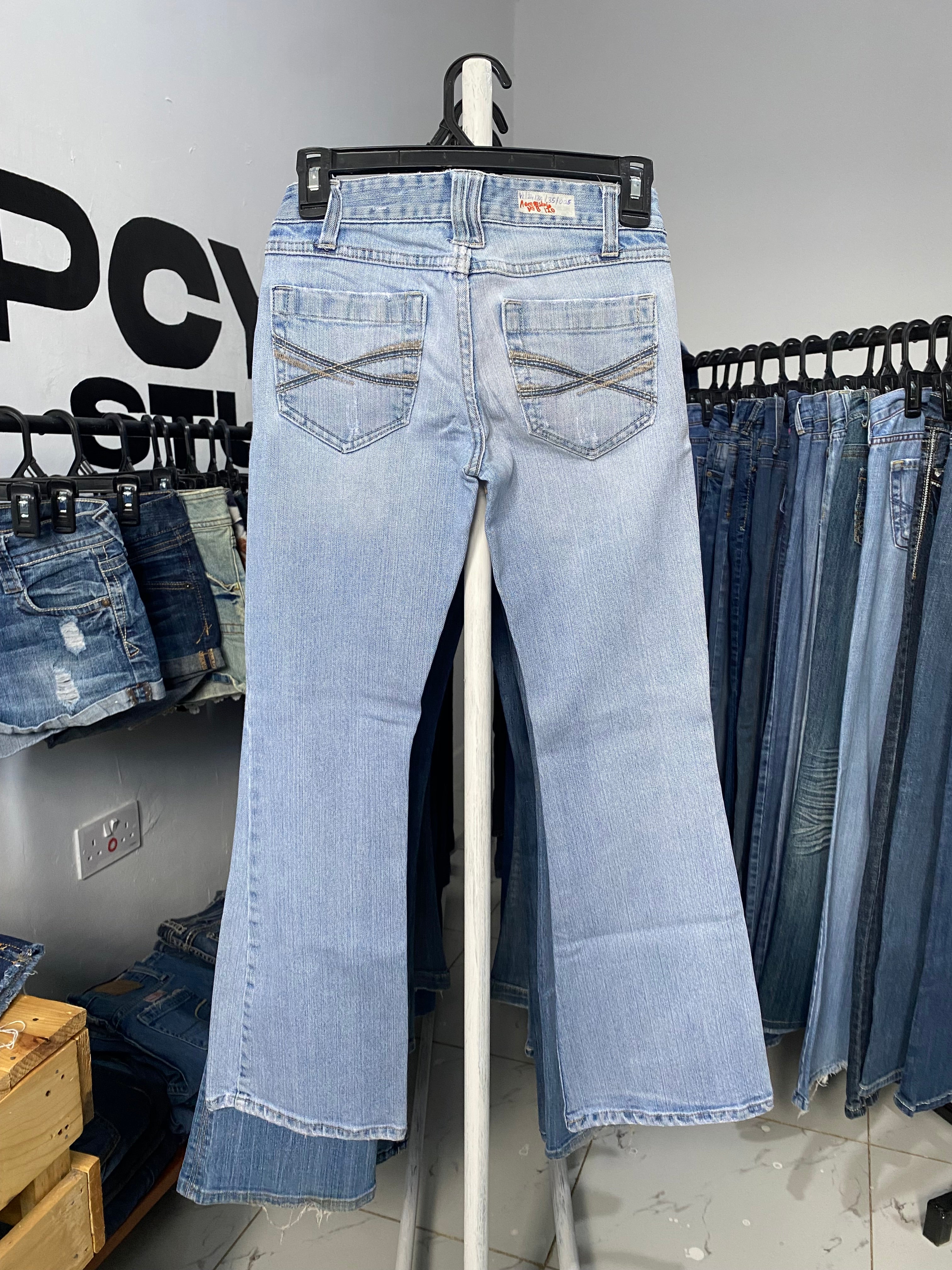 Aeropostale W24 H30 L35