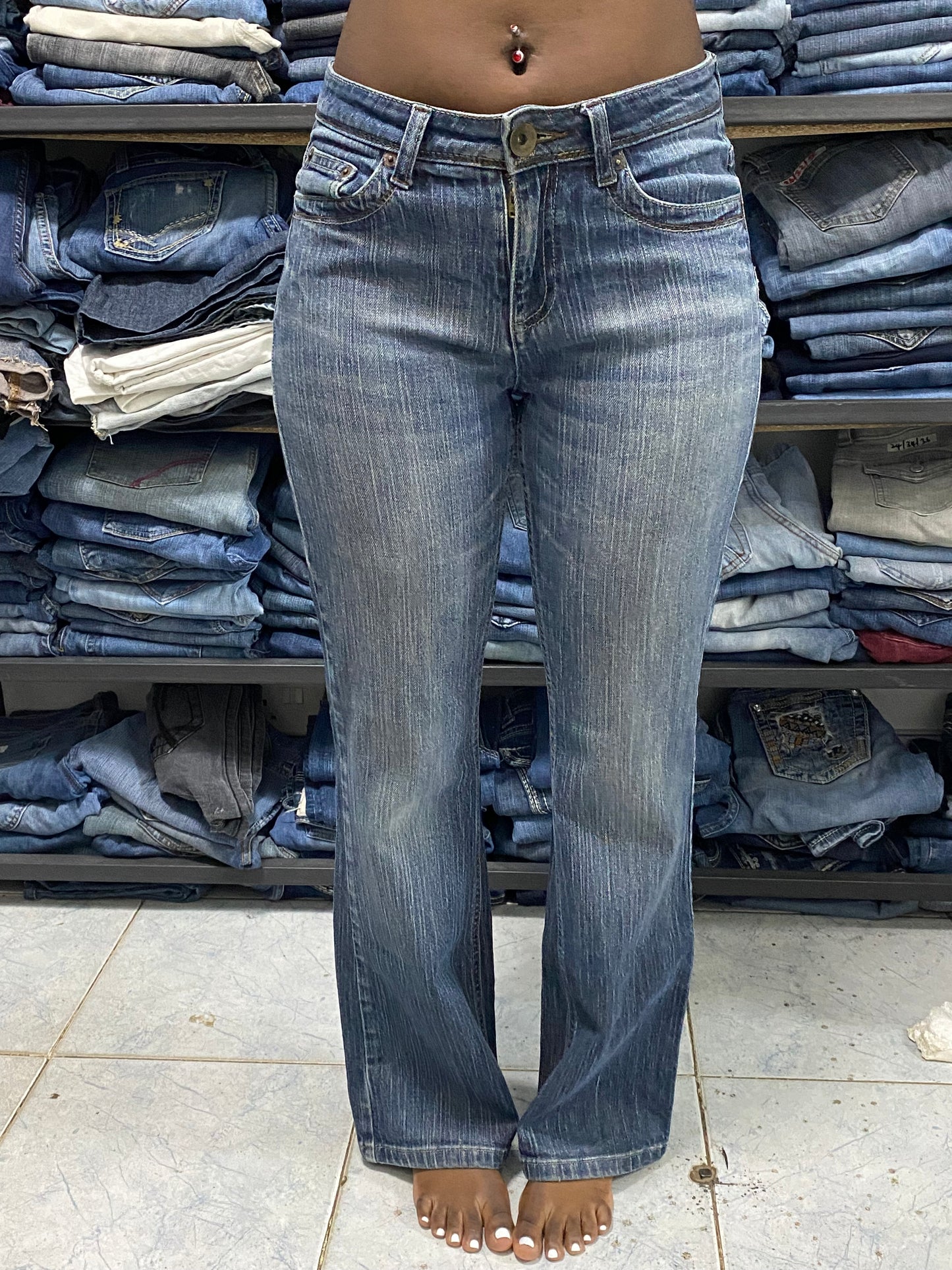 DKNY W26 H38 L38