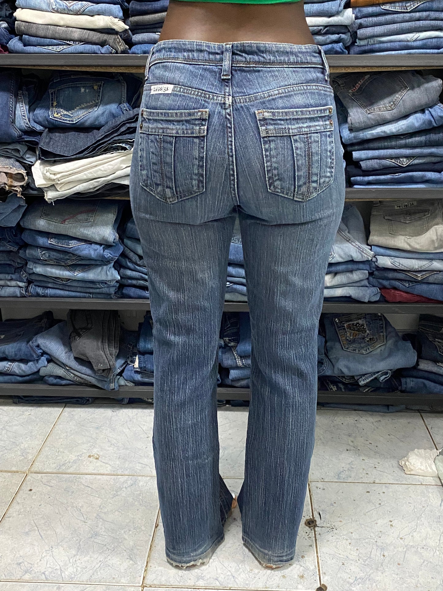 DKNY W26 H38 L38