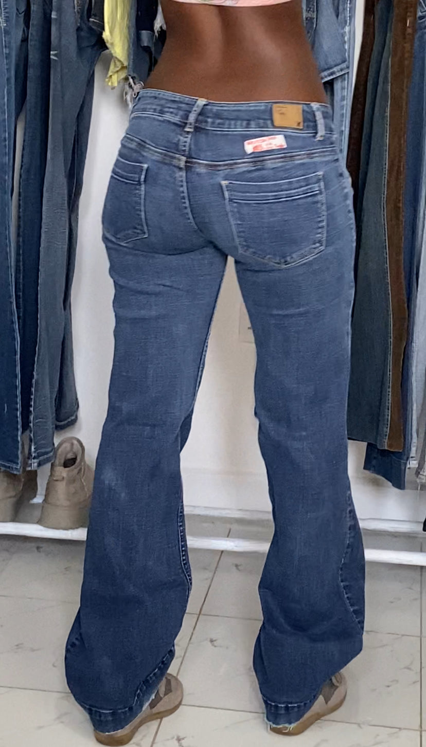 American Eagle W 28  H 36 L 40