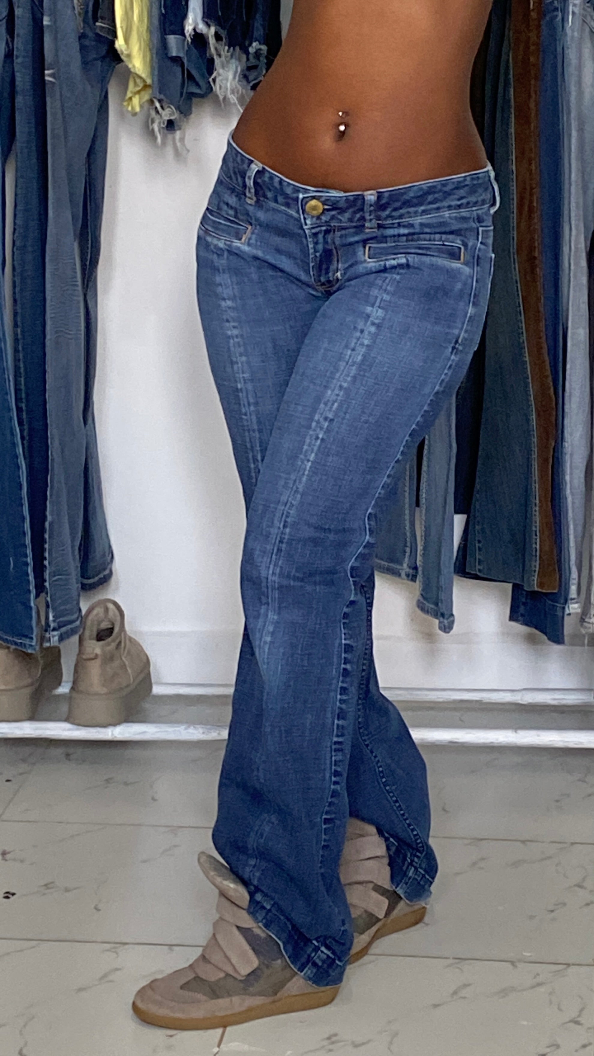 American Eagle W 28  H 36 L 40