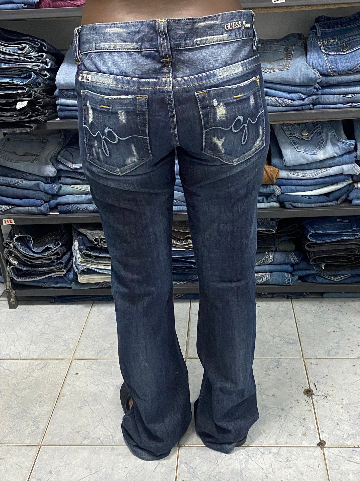 Guess  W30 H40 L42